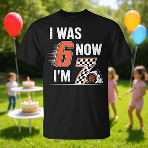 Camiseta a cuadros para niños de 7 años, con estampado 'Cumpleaños, era 6, ahora soy 7', de manga corta, cuello redondo, 100% algodón jersey, con logo frontal. - Product Image 2