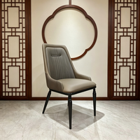 Mobilier de restauration commercial : chaises à structure en fer avec revêtement en cuir et chaises en bois massif, idéales pour les cafés et les restaurants.