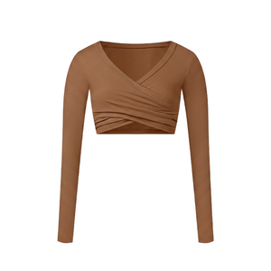 T-shirt de sport pour femme à col en V, manches longues et coupe ajustée, respirant, haut court pour la course et le fitness, couleur unie, logo sur le devant - Product Image 4