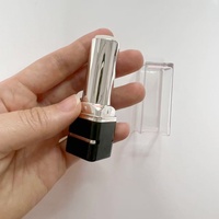 12.1mm 12.7mm Conteneur d'emballage de tube de rouge à lèvres carré classique noir et ruban avec capuchon transparent