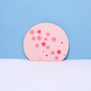 Paillasson minimaliste japonais en bois de tilleul, motif fleurs de cerisier roses, forme irrégulière, pour intérieur - Product Image 3