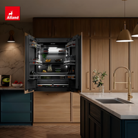 Armoires de cuisine Alland en bois naturel, style luxueux discret, finition teintée en noyer, avec quincaillerie en laiton