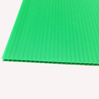 Feuille de plastique ondulé PP personnalisée 4x8 en blanc, noir, bleu, jaune et vert pour la publicité et l'emballage