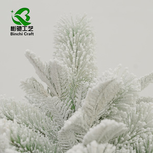 Nhỏ PE Không Thấm Nước Trong Nhà Cây Giáng Sinh Với Tuyết Rơi Phong Cách Chi Nhánh Và Thông Cones Vòng Cơ Sở - Product Image 2