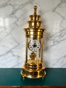 Horloge de cheminée en laiton doré avec cadran en porcelaine peinte, pendule en laiton, mécanisme à 31 jours et quatre verres - Product Image 2