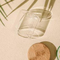 Оптовая продажа, прозрачная стеклянная банка с логотипом под заказ, деревянная крышка для кухонного декора, мини-контейнер для хранения продуктов