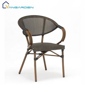 Ensemble table <span class=keywords><strong>et</strong></span> chaises <span class=keywords><strong>de</strong></span> <span class=keywords><strong>jardin</strong></span> d'extérieur avec structure <span class=keywords><strong>en</strong></span> <span class=keywords><strong>aluminium</strong></span> empilable, design portable, plateau <span class=keywords><strong>en</strong></span> verre, mobilier minimaliste - Product Image 2