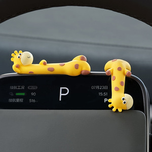 Décoration de voiture en résine Ruijie, girafe de dessin animé, ornement d'écran de tableau de bord, jouet en peluche mignon pour la décoration intérieure de voiture - Product Image 3