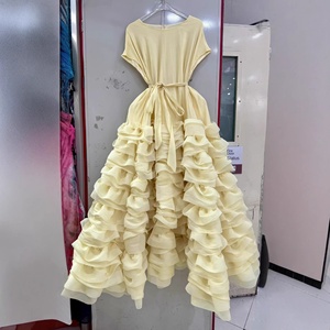 <span class=keywords><strong>Robe</strong></span> <span class=keywords><strong>longue</strong></span> décontractée sans manches plissée unie avec volants en cascade et ceinture pour femme – Vente en gros usine - Product Image 1