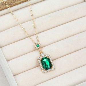 Nouvel ensemble de bijoux fantaisie 2026 pour femmes : collier, bague et boucles d'oreilles au design de niche, luxe léger et raffiné, pour un style affirmé. - Product Image 4