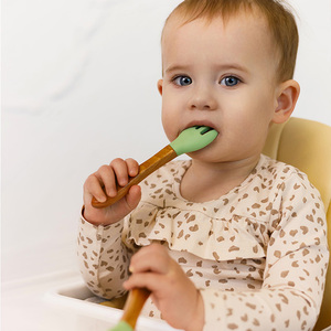 Juego de Cucharas de Silicona de Grado Alimenticio Libres de BPA con Mango de Madera, Utensilios para Aprender a Comer, Vajilla Infantil, ODM OEM - Product Image 2