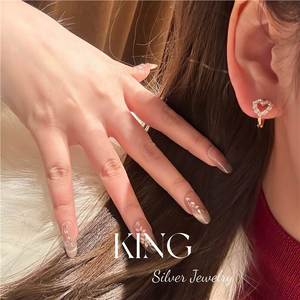 Boucles d'oreilles clous King Heart en argent sterling S925 plaqué or avec moissanite, pour un usage quotidien - Product Image 5
