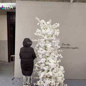 Arche de fleurs blanches personnalisée LEDA pour mariages en extérieur et propositions de mariage – Arche de mariage lisse faite à la main - Product Image 2