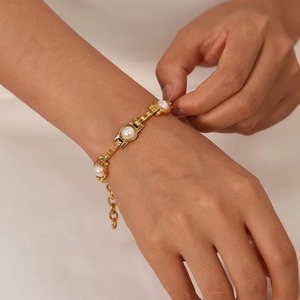 Brazalete Ajustable de Acero Inoxidable Chapado en Oro de 18K para Mujer, Diseño Elegante y Moderno con Perlas de Imitación y Bolas - Product Image 2