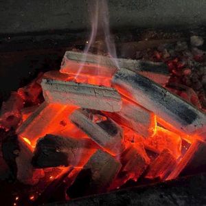 Carbón de briquetas de aserrín de madera dura de buena calidad, alto en carbono, bajo en cenizas, residuos blancos, combustible para barbacoa sin humo con 6 horas de duración, de Vietnam - Product Image 1