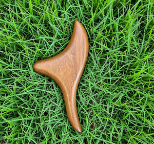 Masajeador de pies de madera maciza de sándalo dorado con forma de triángulo para terapia - Product Image 2