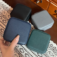 Boîte de rangement en cuir PU haut de gamme exquise pour boucles d'oreilles, bagues, montres, bracelets, étui de voyage portable avec fermeture éclair et doublure en velours