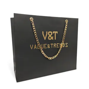 The factory customizes high-end high quality gift paper bags and metal chains clothes shopping bags