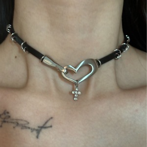 Collier ras du cou court en cuir marron style punk épicé avec croix en métal en forme de cœur pour femme - Product Image 4