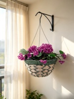 Panier suspendu gris et blanc aspect osier, poignée en tissu, doublure en plastique, pot de jardin mural extérieur