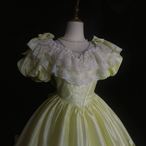Robe de soirée de mariage vintage moderne, style princesse royale, en satin jaune, avec dentelle blanche, longueur au sol, col bateau, manches courtes, grand nœud - Product Image 3