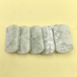 Pendentifs en jade Xiuyan en forme d'épée, bijoux en jade vert et blanc, ornements de paix et de sécurité, unisexe, à porter au quotidien - Product Image 1