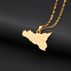 HY Nuova Collana con Ciondolo a Mappa della Sicilia in Acciaio Inossidabile Placcato Oro con <span class=keywords><strong>Design</strong></span> a Lettere Diamantate, Gioielli alla Moda per Donne - Product Image 2