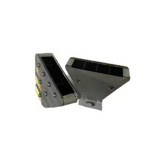 Dispositivo de advertencia de tráfico Reflector de seguridad vial de acero impermeable Delineador trapezoidal solar