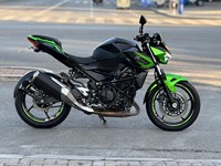 Moto de rue Kawasaki1 Z400 400cc : Puissance fluide et idéale pour les motards débutants et expérimentés