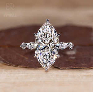 Bague de fiançailles personnalisée en argent 925 avec diamants de laboratoire CVD certifiés IGI VVS et pierres latérales en diamant de laboratoire taille marquise - Product Image 1