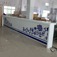 Bar à cocktails commercial moderne, comptoir personnalisé avec surface solide en Corian bleu floral et blanc, éclairage LED, pour boissons, jus, bière