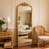 Miroir sur pied pleine longueur avec cadre en métal doré cintrée et couronne sculptée ornée pour salon, hôtel, projet personnalisé