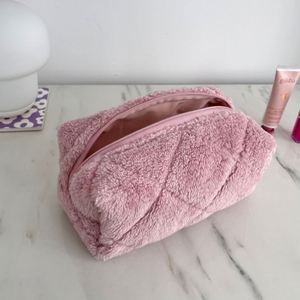 Pochette de rangement cosmétique pour femmes, écologique, réutilisable, matelassée, en sherpa, avec fermeture éclair, portable, douce, moelleuse, recyclable, grande capacité - Product Image 1