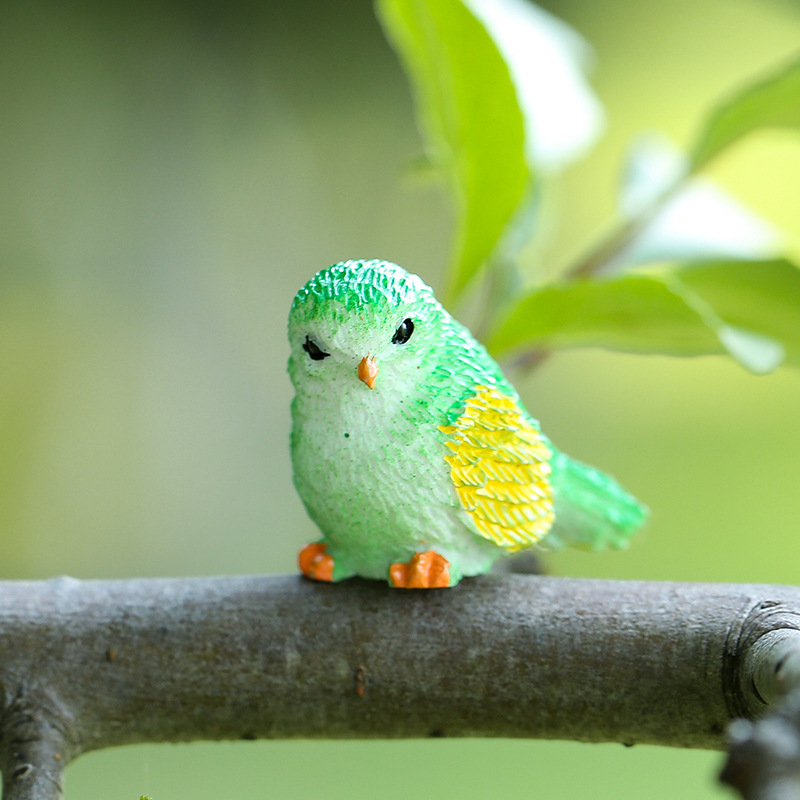colorato L'uccello verde ha girato la testa