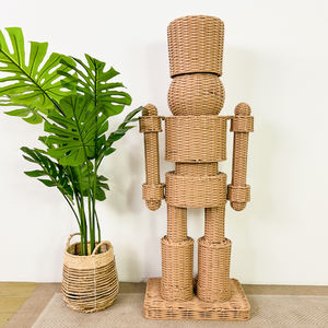 Soldado Cascanueces Grande de Ratán para Exteriores de Navidad de Tamaño Real y Estilo Moderno - Product Image 4