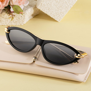 Lunettes de soleil œil-de-chat pour femmes Tiyo ABB0358, monture métallique pleine, protection UV400, design ajouré tendance, couleur noire, en plastique - Product Image 3