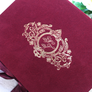 Caja de <span class=keywords><strong>Libro</strong></span> de Terciopelo <span class=keywords><strong>Rojo</strong></span> Borgoña con Tapa Dura Personalizada para Invitación de Boda con Impresión del Lugar, Cinta Acrílica Transparente, Borla y Sello de Cera - Product Image 6