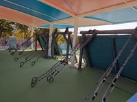Équipement de terrain de jeux professionnel en plein air, tyrolienne d'aventure dans un parc d'attractions en montagne