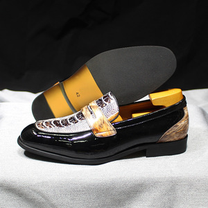 Mocassins pour hommes - chaussures classiques style penny en cuir et daim, adaptées aux hommes, respirantes. Chaussures pour hommes. - Product Image 3