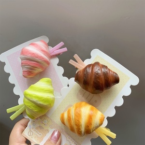 Modèle de pain simulé en forme de croissant de 2 pouces, rose, accessoire de jeu pour maison de poupée, mini-ornements, décoration pour pince à cheveux, cadeau, fête, bar à café vert - Product Image 1