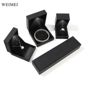 WeiMei Factory Wholesale Black PU Leather Led Light Jewlery Ring <strong>Box</strong> <strong>White</strong> Lamp Luxury With Lights Bulb Packaging <strong>Jewellery</strong> <strong>Box</strong> - Product Image 4