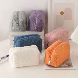 Estuche de Lápices de Felpa Minimalista Estilo Coreano, Bolsa de Maquillaje de Cachemira de Oveja con Patrón de Diamantes Coloridos - Product Image 3