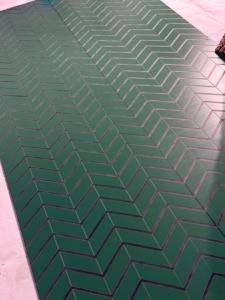 Panneau mural moderne en PVC SPC imitation carrelage vert foncé durable, imperméable, avec design graphique pour la décoration intérieure domestique - Product Image 2