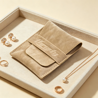 Pochette à bijoux en suède avec logo personnalisé en relief, petite enveloppe à rabat et sangle intégrée