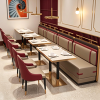 Ensemble de sièges d'angle en forme de U en cuir PU avec garniture dorée de luxe, table et chaises commerciales personnalisées pour projet de bistrot ou d'hôtel