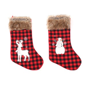 Sacs à bonbons de Noël pour enfants, ornements de sapin et de chaussettes à motifs bonhomme de neige, élan et carreaux rouges et noirs - Product Image 5
