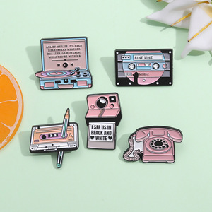 Nieuw Ontwerp Cartoon Schattige Recorder Magnetische Tape Telefoon Accessoires Broche Emaille Reversspeld - Product Image 2
