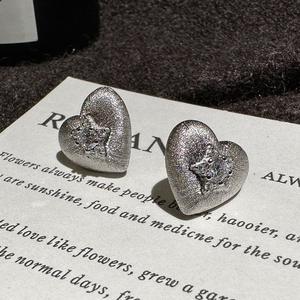 Boucles d'oreilles pendantes en forme de cœur brossé en argent pur S925, design vintage et original, style français simple et tendance - Product Image 1