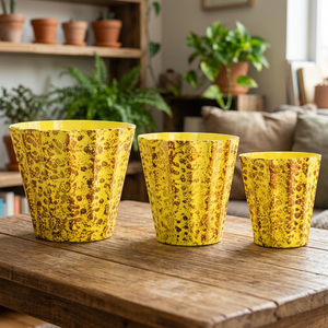 Ensemble de pots de fleurs décoratifs en métal doré avec motif en relief, finition durable, idéal pour la décoration intérieure et extérieure, décoration de luxe pour la maison - Product Image 1