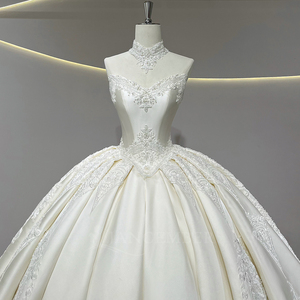 Vestido de Novia JFH69 de Satén Real con Escote Corazón, Cola Capilla, Apliques de Cristal Modernos, Bordados y Flores con Lentejuelas - Product Image 3